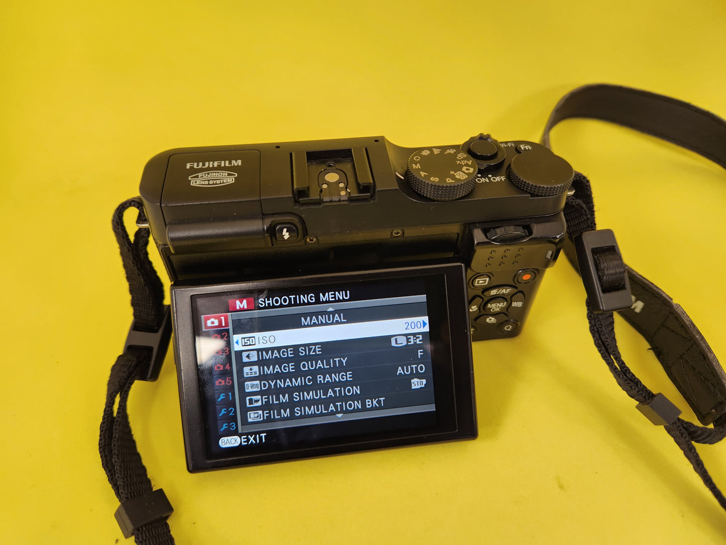 Fujifilm x-M1 body only with original Fujifilm battery