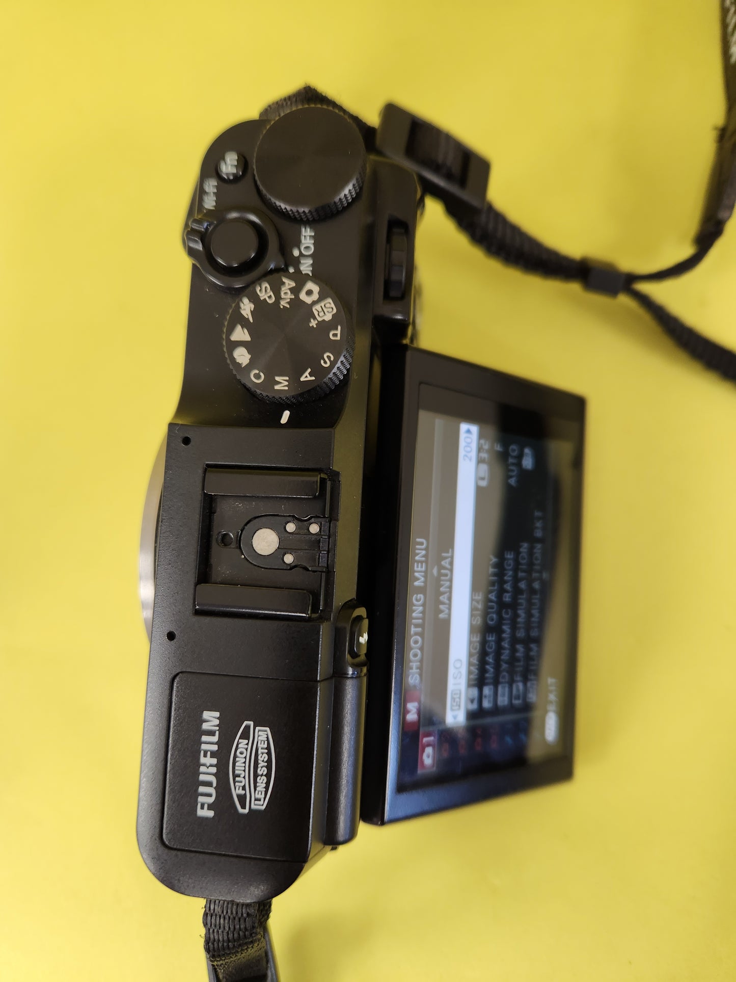 Fujifilm x-M1 body only with original Fujifilm battery